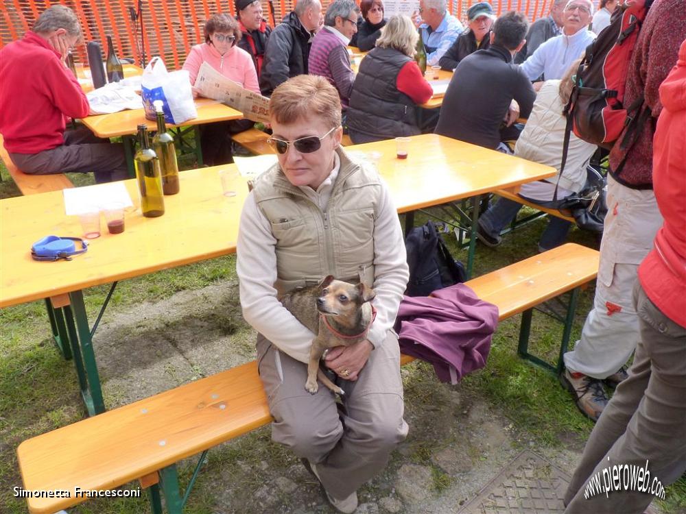 23 Io e la mia Milou ci godiamo l'allegria che anima questa giornata.JPG